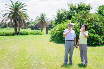 Fototapeta premium 水分補給をする高齢者