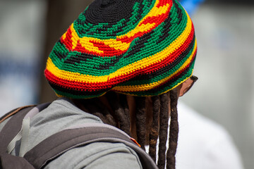 Mann mit Rastafari-Mütze und Dreadlocks
