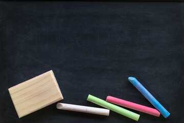 Obraz premium Chalk rubbed out on blackboard for background. picture for add text or education background.
