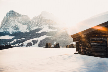 Seiser Alm Südtirol Hütte Sonnenuntergang Winter Schnee