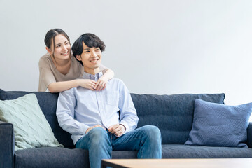 リビングでくつろぐ仲良しカップル
