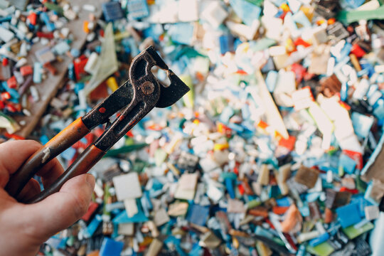 Craftsman cutter nipper tool for cutting smalt glass for making mosaic art