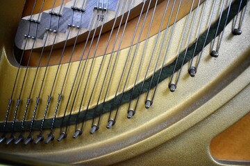 Obraz premium 国産アップライトピアノの内部、フレーム、弦、響板など