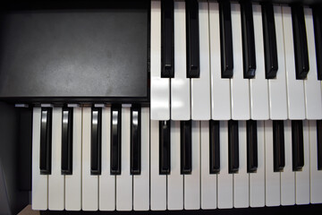 電子オルガンの鍵盤と操作パネルやボタン