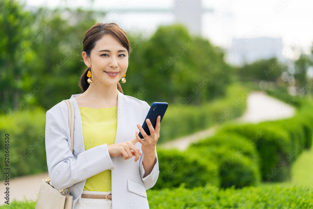Aufkleber 公園でスマホを使う女性　モバイル通信　sns