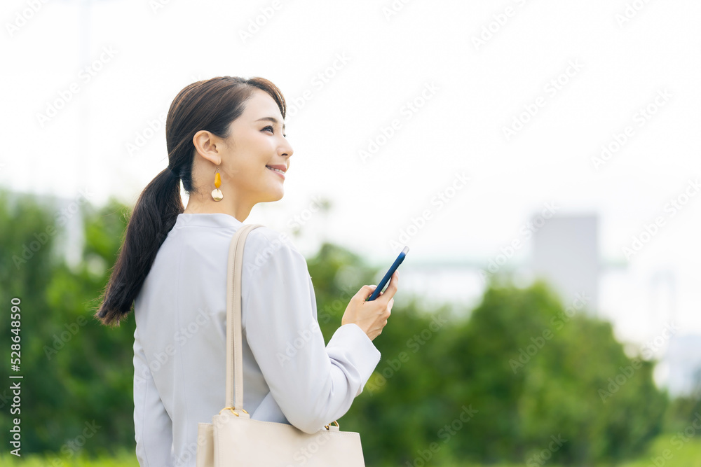 Poster 公園でスマホを使う女性　モバイル通信　sns