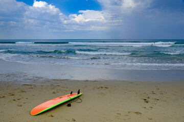 Fototapeta na wymiar planche de surf sur une plage du Pays Basque