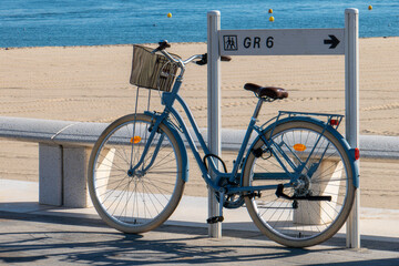 bicyclette bleue au bord de la mer