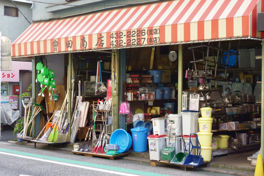 東京、日本-8月4日、2018年：東京下町商店街の金物屋のストリート ビュー
