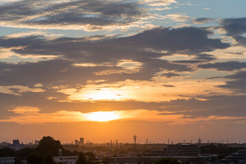 Obraz premium 朝日 朝焼け 朝 夜明け 都会の朝 住宅街の朝