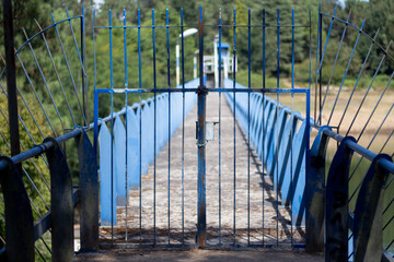Puerta de metal, para que la gente no acceda al alto de una presa