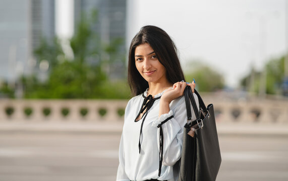The young businesswoman of Indian origin begins her work in the city with a briefcase, full of energy and security.