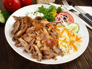 Gyros Teller mit Salat und Tsatsiki