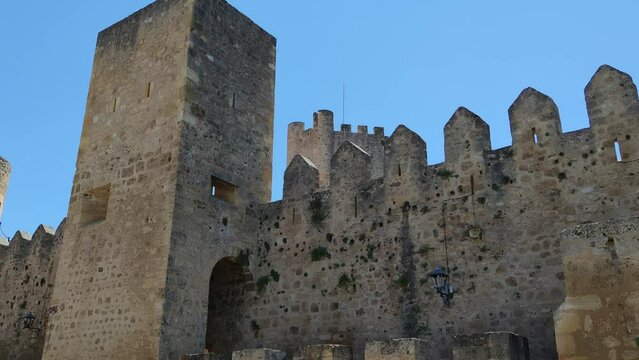 Torreones y muralla almenada del hist&oacute;rico castillo medieval en la villa de Fr&iacute;as, provincia de Burgos, Espa&ntilde;a