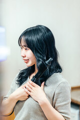 ヘアーアイロンで髪の毛を巻く女性 　hair iron