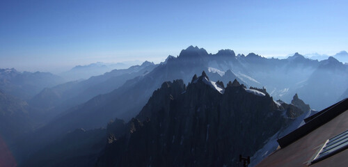 Panorama depuis l'Aiguiille du Midi, près du Mont Blanc, en direction de l'Aiguille du Plan  un...