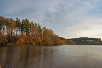 Brucher Talsperre ein See an einem sonnigen Tag mit bunten herbstlichen Farben der Bäume und...