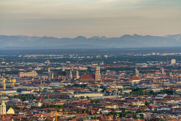 Fototapeta na wymiar Sonnenuntergang am Olympiaturm in München