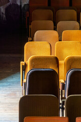 Fototapeta premium Sitze in einer Reihe eines leerstehenden Kino