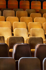 Obraz premium Sitze in einer Reihe eines leerstehenden Kino