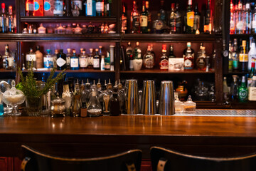 Bar counter in a pub at night - obrazy, fototapety, plakaty