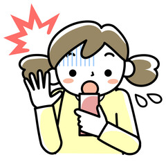 スマホを見てびっくりする女の子