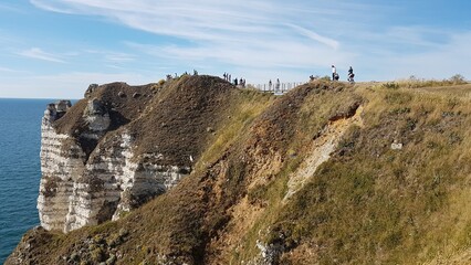 Vue des falaises de Etretat avec des touristes 
