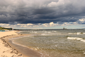 Typisches Sommer Ostseewetter; Sonne-Wolken-Mix über dem Strand in Zinnowitz