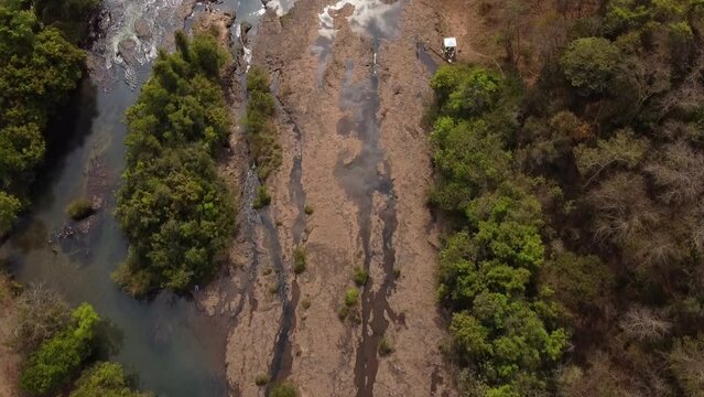 cachoeira da fumaça, em Uberlandia, Minas Gerais, no Brazil, aqui ela estava mais vazia proporcionando voos lindos de drone, foto feito no leito do rio que hoej esta vazio