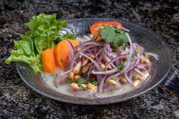Cebiche, en plato transparente. Gastronomía peruana