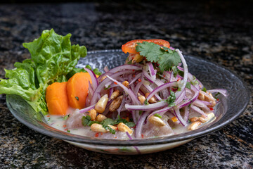 Cebiche, en plato transparente. Gastronomía peruana