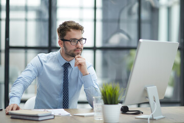 Obraz premium Young businessman working at office