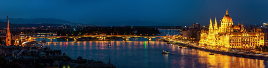 Fototapeta na wymiar Budapest Panorama blaue Stunde