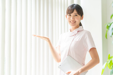 案内をするナース服の女性