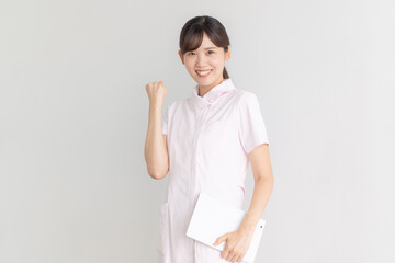 ガッツポーズをするナース服の女性