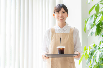 カフェ店員　女性