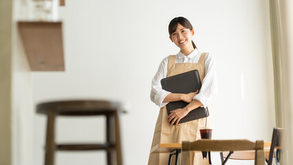 トレーを持つ女性