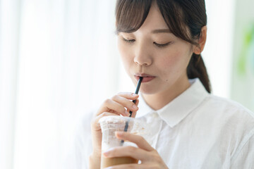 カフェでコーヒーを飲む女性