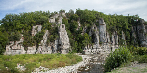 Fototapeta na wymiar Panorama sur les falaises surplombant la rivière la Beaume dans le sud du département de l'Ardèche