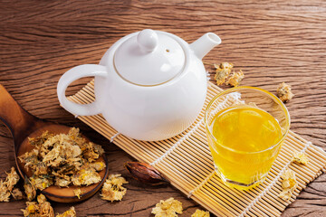 Brew hot tea, chrysanthemum tea and chrysanthemum flowers. Placed on a wooden table Healthy drinks to drink herbs and medical concepts