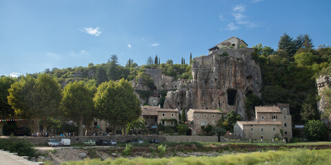 Fototapeta na wymiar Panorama sur le village ardéchois de la Beaume avec ses maisons construites au pied d'une falaise calcaire