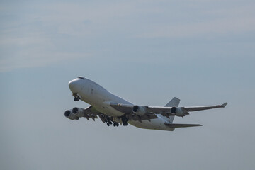 成田空港の滑走路から白い空に飛び立つ 白いジャンボ貨物機