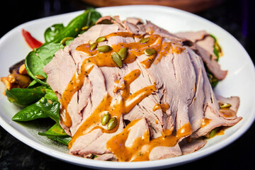 Salad with veal, spinach, vegetables and pumpkin seeds