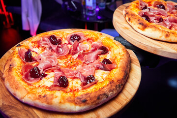 Pizzas with Parma ham and dried cherries