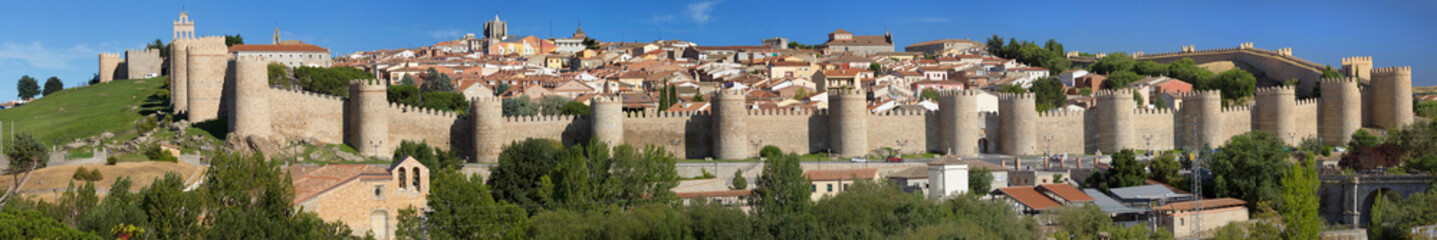 Fototapeta na wymiar Panorama of the Walls of Avila