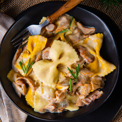 Chanterelles with pasta and cream sauce