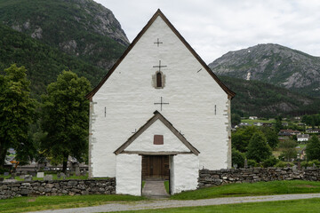 Fototapeta na wymiar Mittelalterliche Steinkirche in Kinsarvik am Hardangerfjord, Norwegen