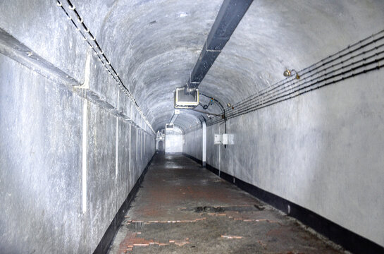 Bunker, NATO, Kalter Krieg, Schutz, Abwehr, Kommando, Kommandobunker, Strom, Stromleitung, Gang, Dunkel, Berg, Stollen, verlassen, aufgelassen, aufgegeben, Lost Place, Urban Exploring, Installation, S