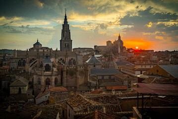 
Impresionante vista panorámica de la hermosa puesta de sol sobre el casco antiguo de Toledo....