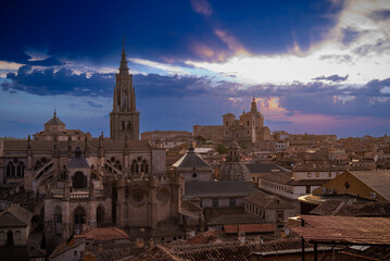 Fototapeta na wymiar Impresionante vista panorámica de la hermosa puesta de sol sobre el casco antiguo de Toledo. Destino de viaje España